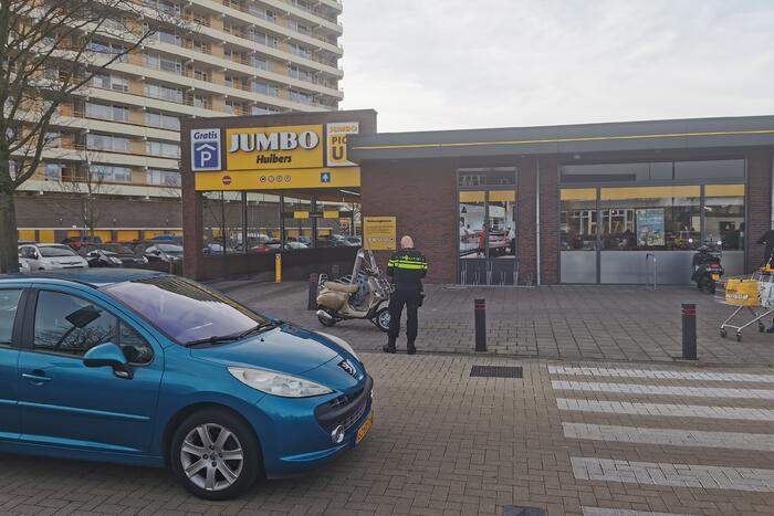 Personenauto en scooter met elkaar in aanrijding
