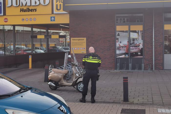 Personenauto en scooter met elkaar in aanrijding