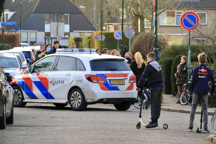 Kindje op fiets botst tegen spiegel van auto