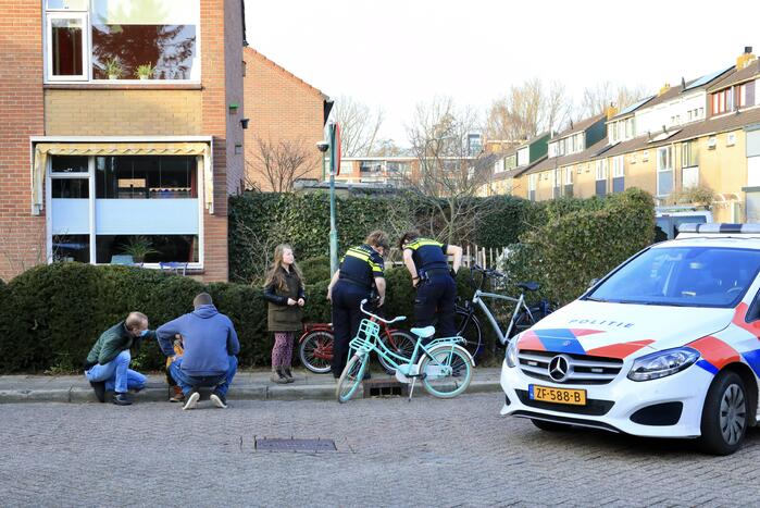 Kindje op fiets botst tegen spiegel van auto
