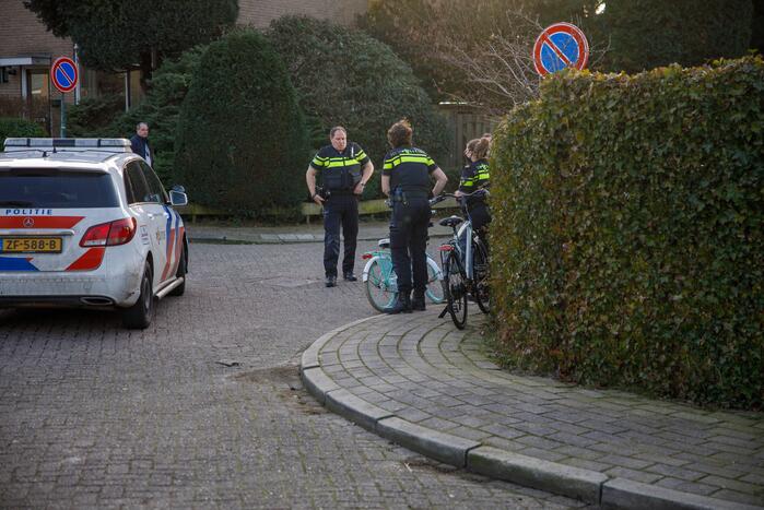Kindje op fiets botst tegen spiegel van auto
