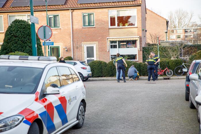 Kindje op fiets botst tegen spiegel van auto