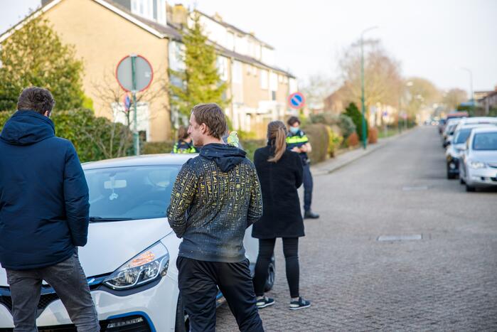 Kindje op fiets botst tegen spiegel van auto