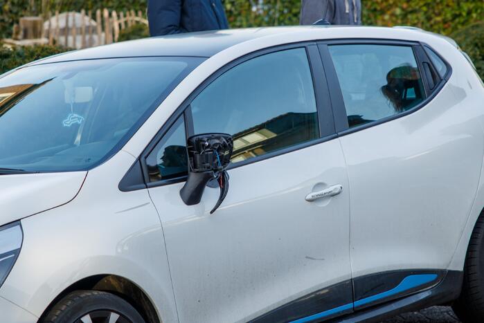 Kindje op fiets botst tegen spiegel van auto