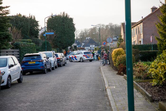 Kindje op fiets botst tegen spiegel van auto