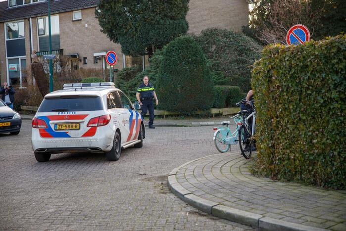 Kindje op fiets botst tegen spiegel van auto