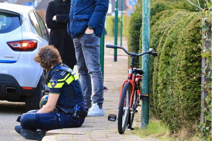 Kindje op fiets botst tegen spiegel van auto