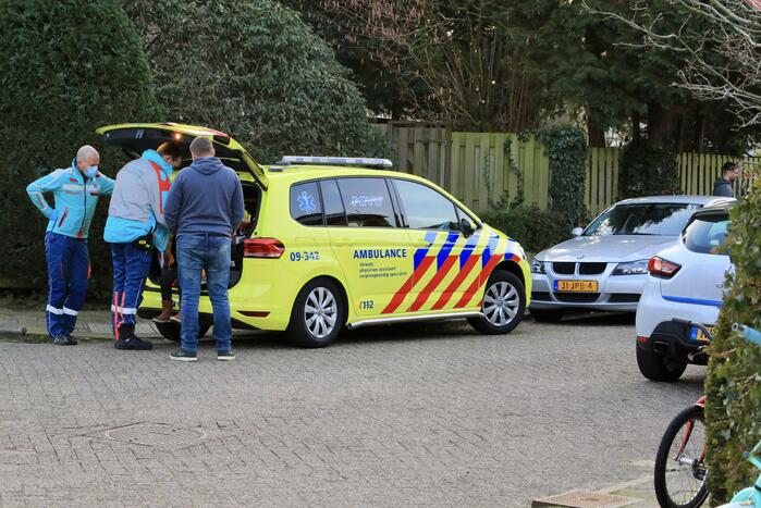 Kindje op fiets botst tegen spiegel van auto