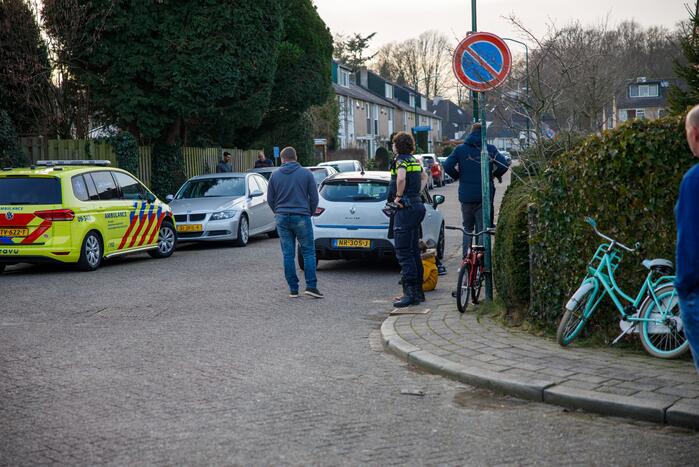 Kindje op fiets botst tegen spiegel van auto