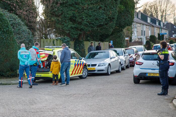 Kindje op fiets botst tegen spiegel van auto