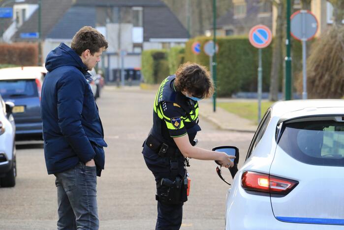 Kindje op fiets botst tegen spiegel van auto