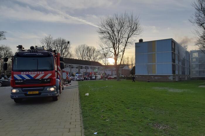 Veel schade bij brand in portiekwoning