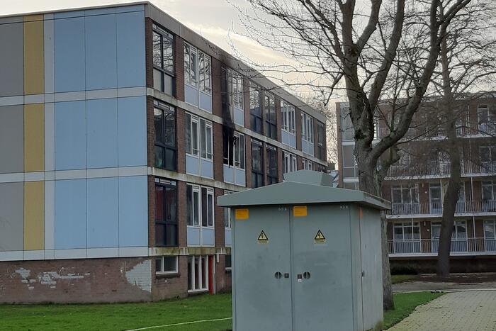 Veel schade bij brand in portiekwoning