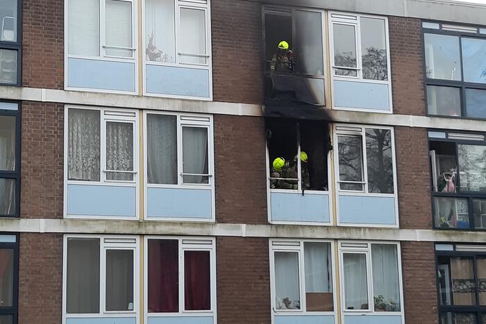 Veel schade bij brand in portiekwoning