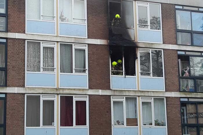 Veel schade bij brand in portiekwoning