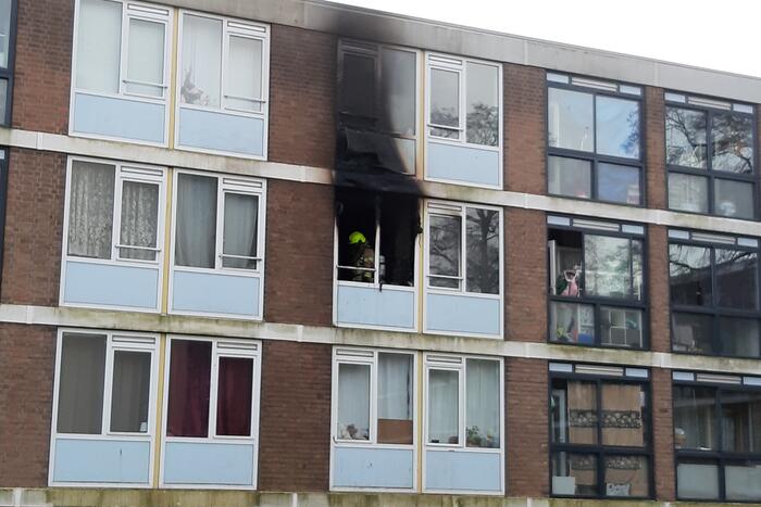 Veel schade bij brand in portiekwoning