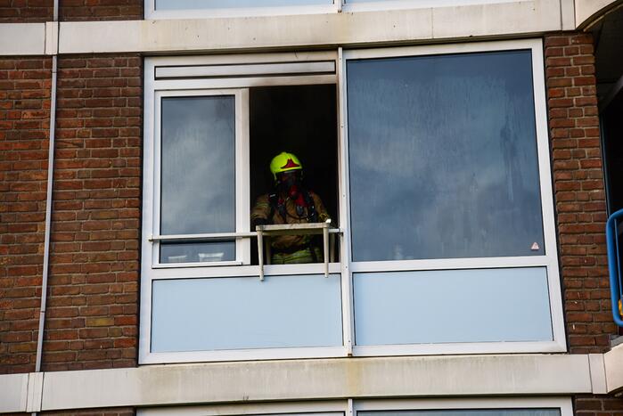 Veel schade bij brand in portiekwoning