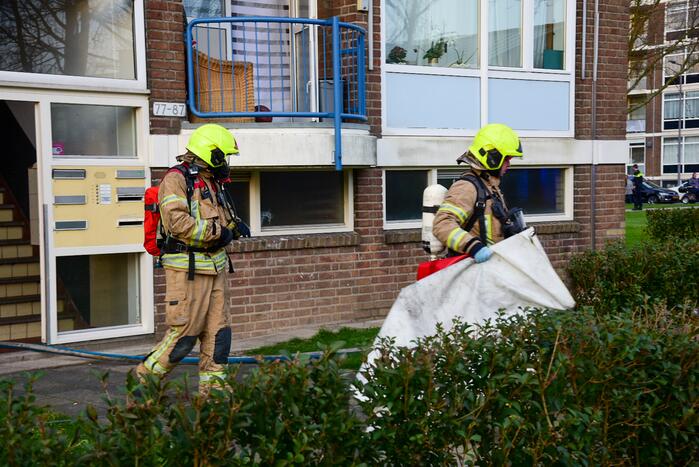 Veel schade bij brand in portiekwoning