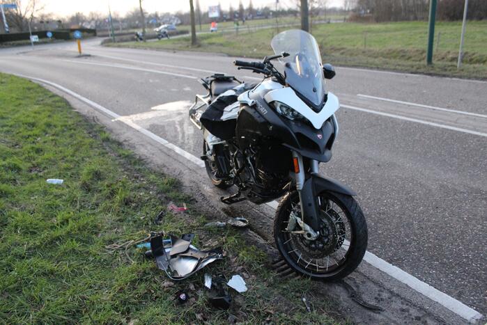 Motorrijder gewond bij botsing met boom