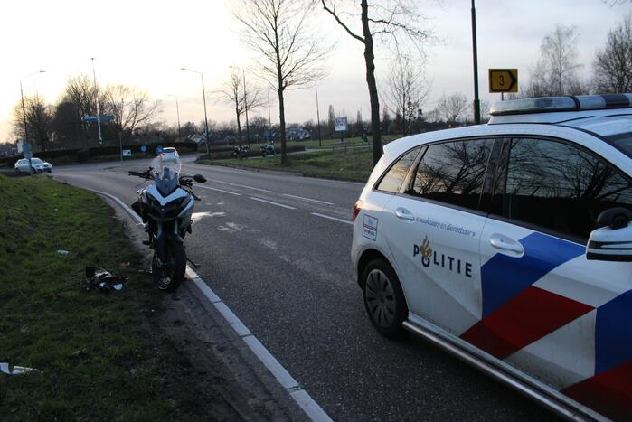 Motorrijder gewond bij botsing met boom