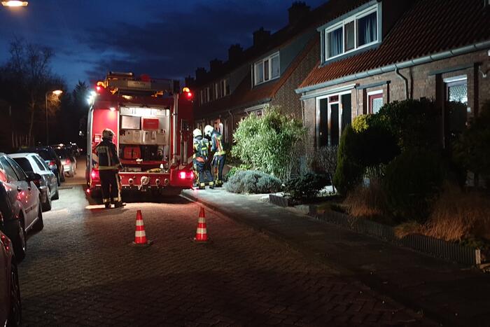 Brandweer blust vuurton in achtertuin