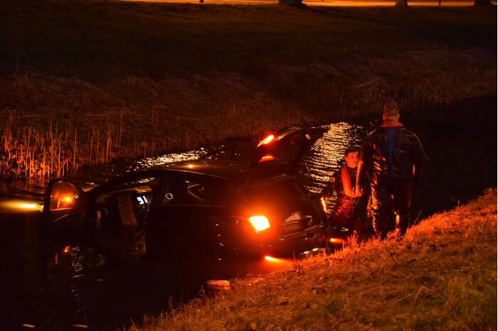 Automobilist rijdt sloot in