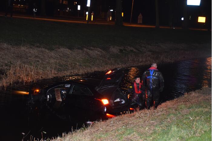 Automobilist rijdt sloot in