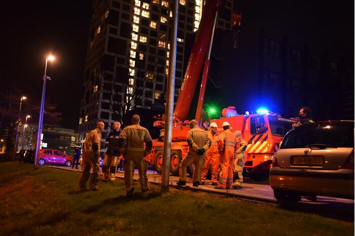 Automobilist rijdt sloot in