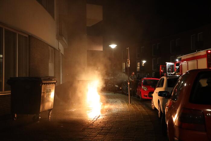Meerdere papiercontainers in vlammen op