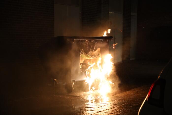 Meerdere papiercontainers in vlammen op