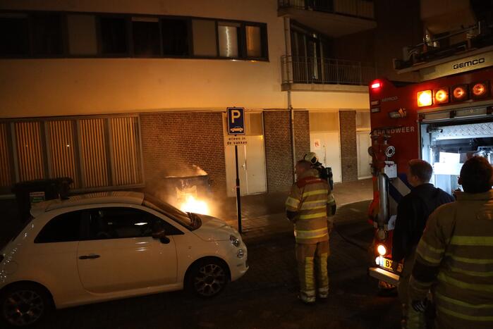 Meerdere papiercontainers in vlammen op