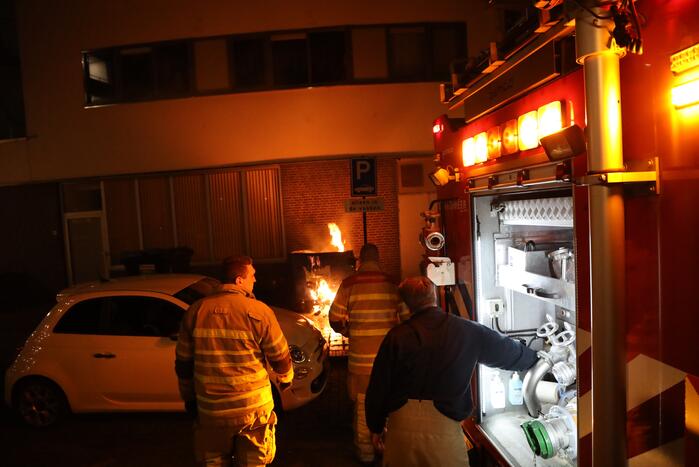 Meerdere papiercontainers in vlammen op