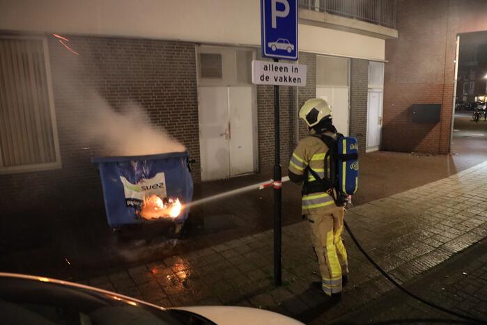 Meerdere papiercontainers in vlammen op