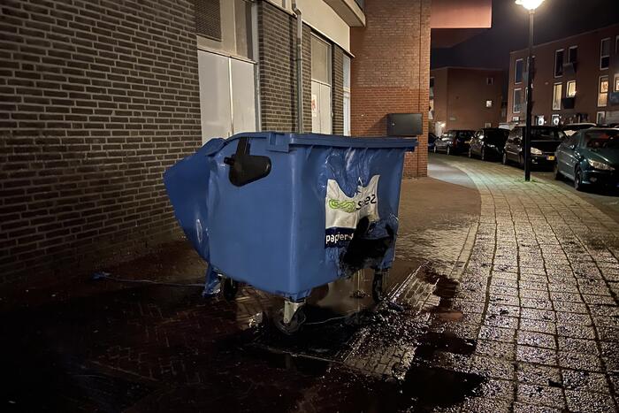 Meerdere papiercontainers in vlammen op