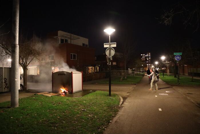 Meerdere papiercontainers in vlammen op
