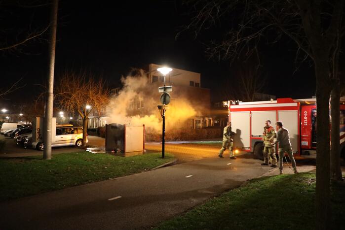 Meerdere papiercontainers in vlammen op