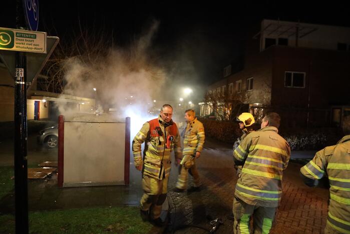 Meerdere papiercontainers in vlammen op