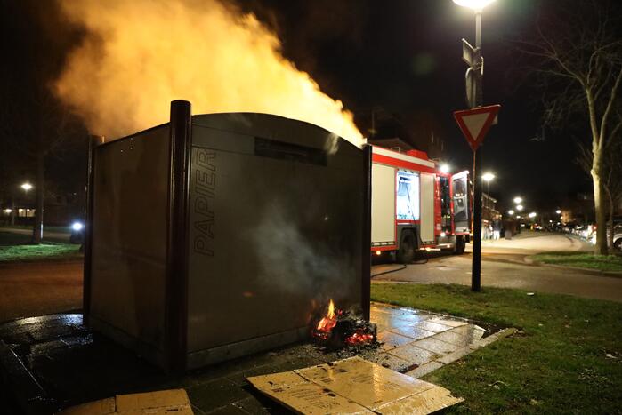 Meerdere papiercontainers in vlammen op