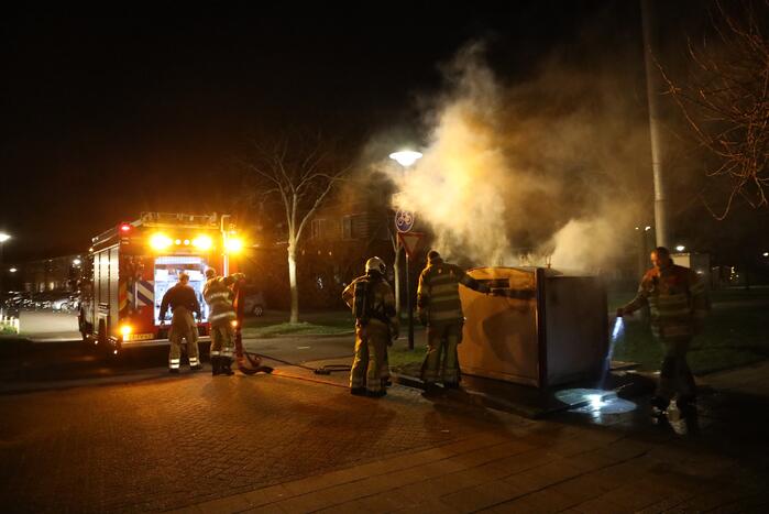 Meerdere papiercontainers in vlammen op