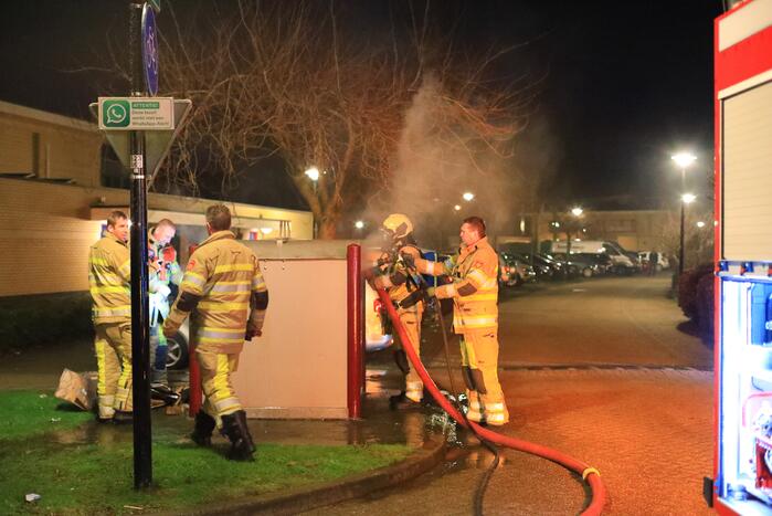 Meerdere papiercontainers in vlammen op