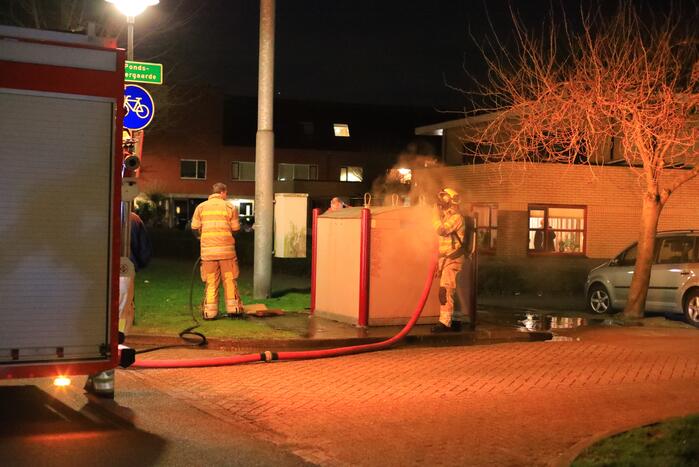 Meerdere papiercontainers in vlammen op
