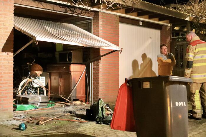 Meerdere papiercontainers in vlammen op