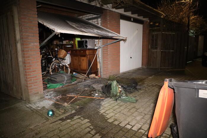 Meerdere papiercontainers in vlammen op