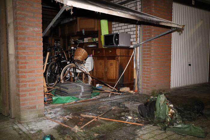 Meerdere papiercontainers in vlammen op