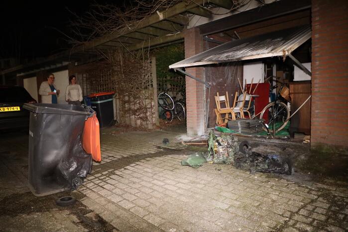 Meerdere papiercontainers in vlammen op