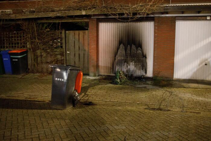 Meerdere papiercontainers in vlammen op