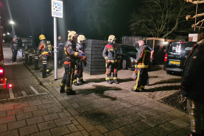 Brandweer blust brand in achtertuin