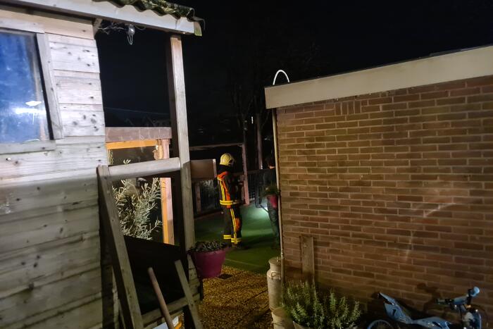 Brandweer blust brand in achtertuin
