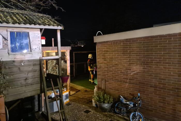 Brandweer blust brand in achtertuin