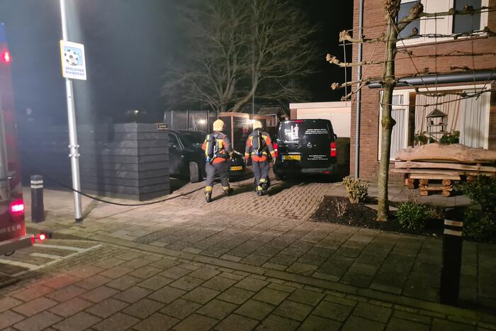 Brandweer blust brand in achtertuin